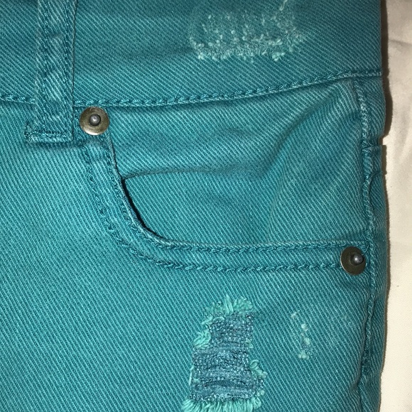 Lola Green Cuffed Frayed Distressed Shorts 0 - Picture 4 of 9
